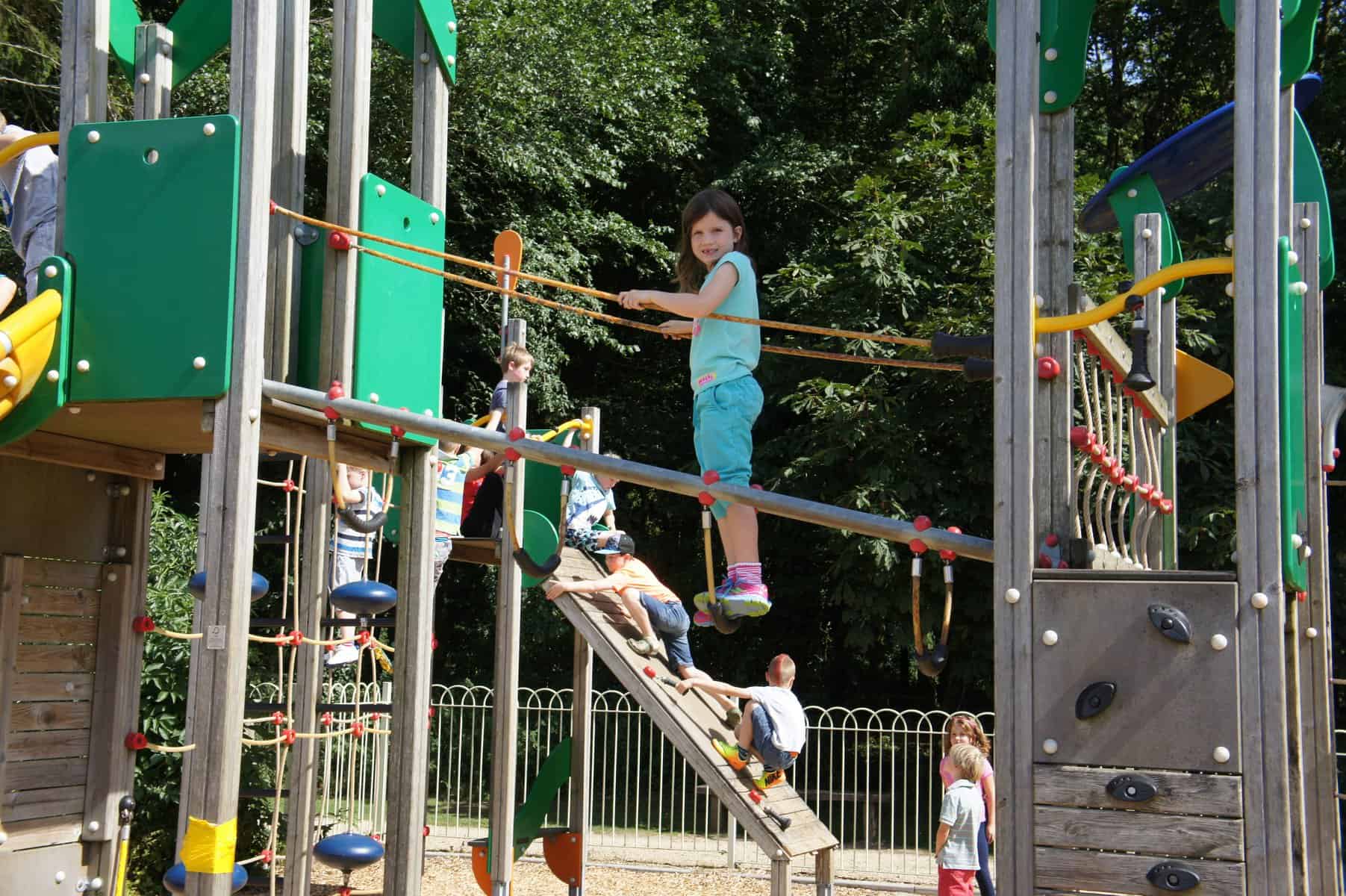 Playgrounds, play areas and play parks near Swindon - freeparks.co.uk