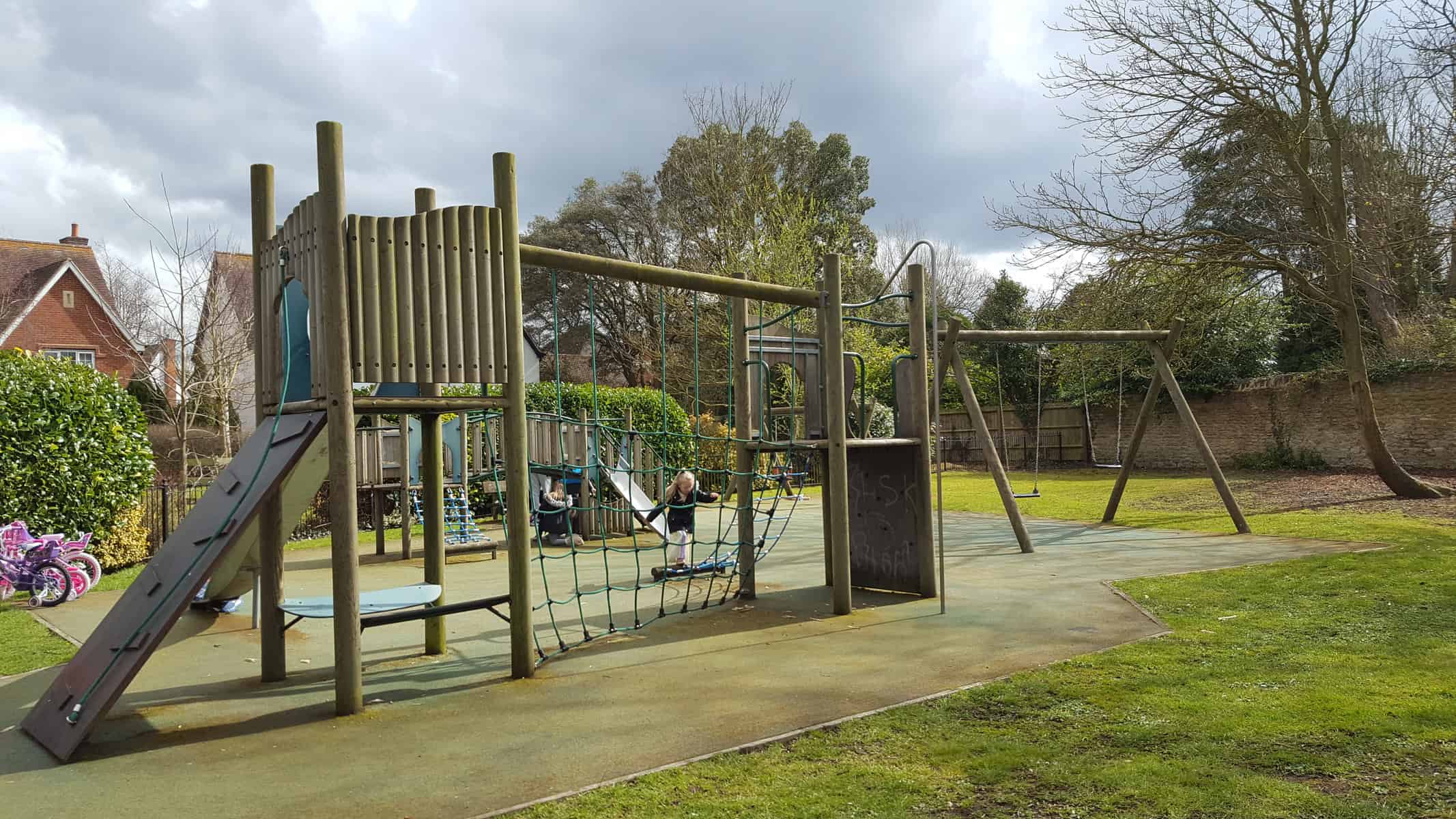 Playgrounds, play areas and play parks near Sutton Courtenay