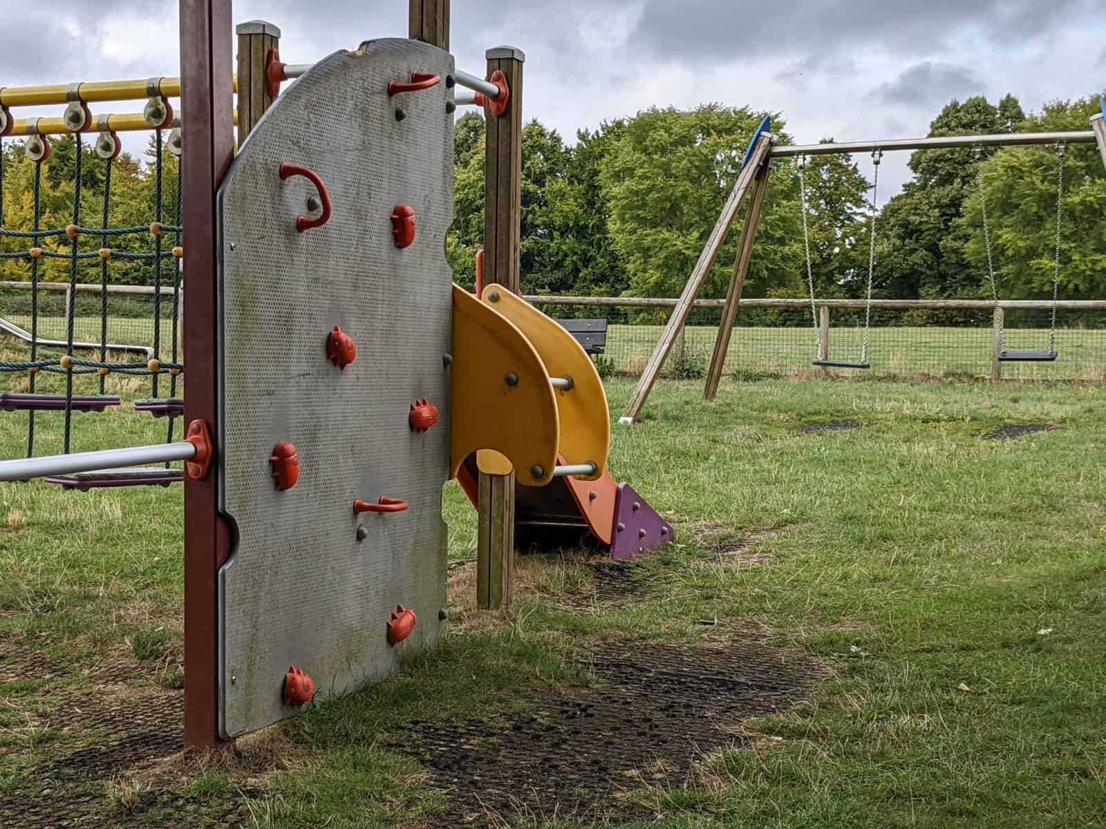 Farnham Park St James' Avenue Play Area, Farnham, Surrey freeparks.co.uk